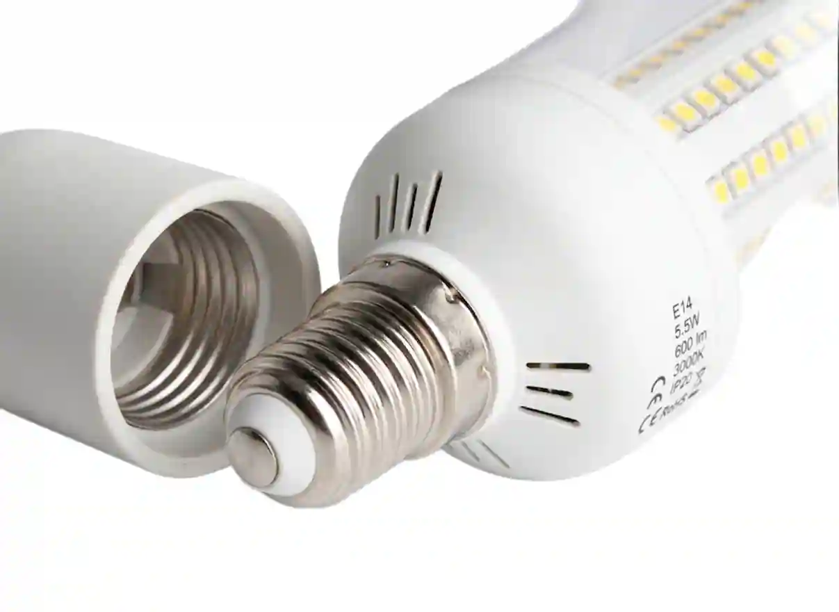 Detail patice E14 LED žárovky připravené k zašroubování do objímky